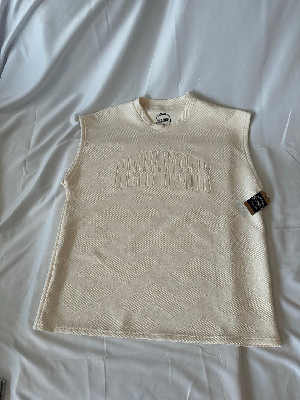 DIKOTOMY Men's Cream Embossed New York Brooklyn Sleeveless Sweater Tank XL NWT